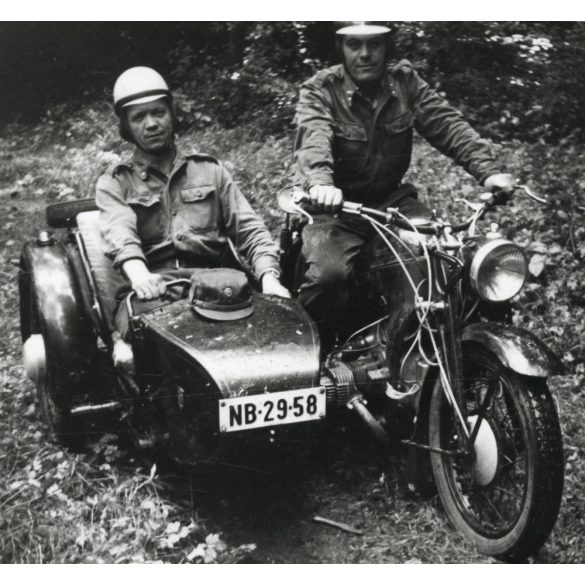 Magyar katonák magyar rendszámos Zündapp oldalkocsis motorkerékpárral, egyenruha, Magyar Néphadsereg, jármű, közlekedés, szocializmus, 1960-as évek, Eredeti fotó, papírkép.