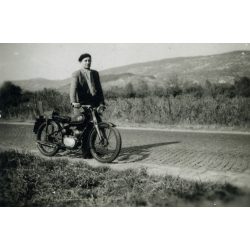   Kisebb méret, úr Csepel 125-ös motorkerékpárral, jármű, közlekedés, kommunizmus, 1950-es évek, Eredeti fotó, papírkép.   