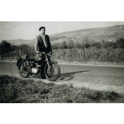   Kisebb méret, úr Csepel 125-ös motorkerékpárral, jármű, közlekedés, kommunizmus, 1950-es évek, Eredeti fotó, papírkép.   