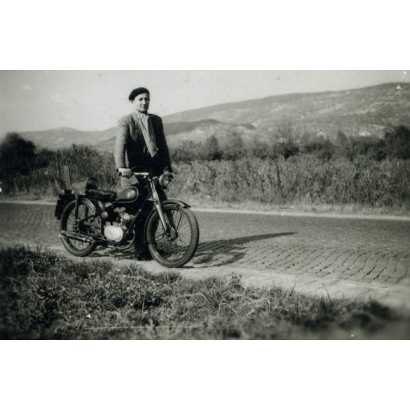 Kisebb méret, úr Csepel 125-ös motorkerékpárral, jármű, közlekedés, kommunizmus, 1950-es évek, Eredeti fotó, papírkép.   