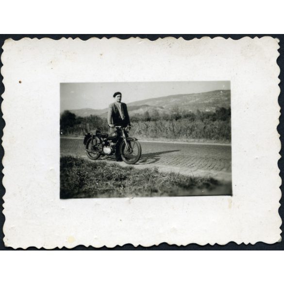 Kisebb méret, úr Csepel 125-ös motorkerékpárral, jármű, közlekedés, kommunizmus, 1950-es évek, Eredeti fotó, papírkép.   