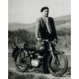 Kisebb méret, úr Csepel 125-ös motorkerékpárral, jármű, közlekedés, kommunizmus, 1950-es évek, Eredeti fotó, papírkép.   