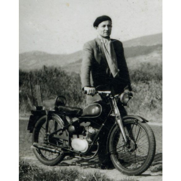 Kisebb méret, úr Csepel 125-ös motorkerékpárral, jármű, közlekedés, kommunizmus, 1950-es évek, Eredeti fotó, papírkép.   