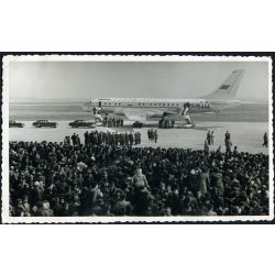   Kádár fogadja Hruscsovot a Ferihegyi repülőtéren, Budapest, repülő, állami autók, politika,  jármű, közlekedés, szocializmus, 1950-es évek, Eredeti fotó, papírkép. 