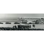 Kádár fogadja Hruscsovot a Ferihegyi repülőtéren, Budapest, repülő, állami autók, politika,  jármű, közlekedés, szocializmus, 1950-es évek, Eredeti fotó, papírkép. 