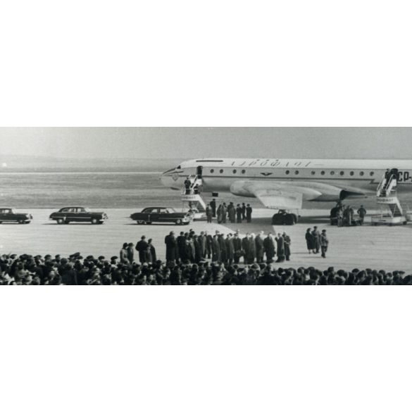 Kádár fogadja Hruscsovot a Ferihegyi repülőtéren, Budapest, repülő, állami autók, politika,  jármű, közlekedés, szocializmus, 1950-es évek, Eredeti fotó, papírkép. 