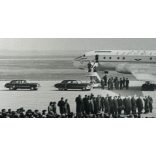 Kádár fogadja Hruscsovot a Ferihegyi repülőtéren, Budapest, repülő, állami autók, politika,  jármű, közlekedés, szocializmus, 1950-es évek, Eredeti fotó, papírkép. 