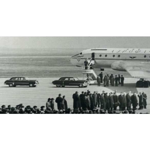 Kádár fogadja Hruscsovot a Ferihegyi repülőtéren, Budapest, repülő, állami autók, politika,  jármű, közlekedés, szocializmus, 1950-es évek, Eredeti fotó, papírkép. 