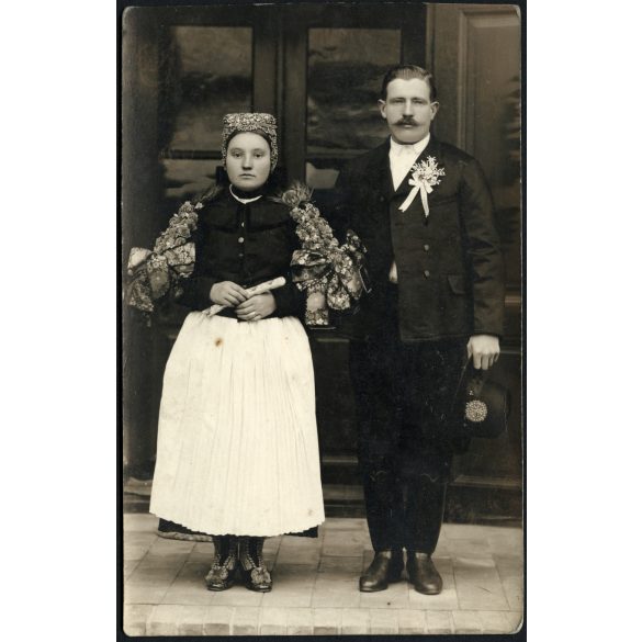 Vidéki esküvő, fiatal pár hartai népviseletben, menyasszony, vőlegény, bajusz, Horthy-korszak, helytörténet 1920-as évek, Eredeti fotó, papírkép.  