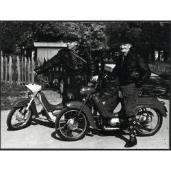   Jawa Pionír és Ideál mopedek, kiránduló férfiak bőrkabátban, motor, robogó, szocializmus, jármű, közlekedés, 1960-as évek, Eredeti fotó, papírkép.