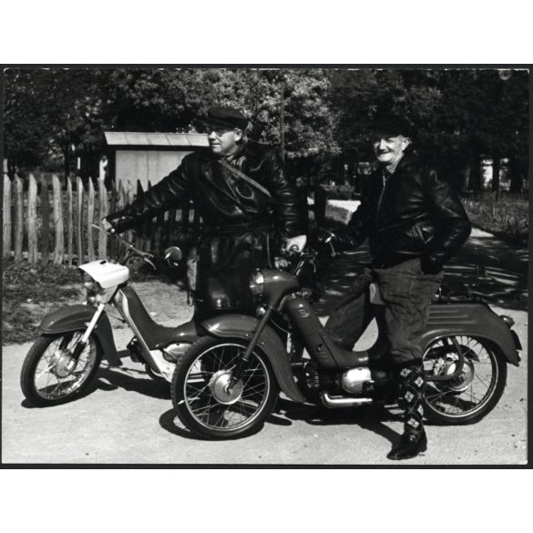 Jawa Pionír és Ideál mopedek, kiránduló férfiak bőrkabátban, motor, robogó, szocializmus, jármű, közlekedés, 1960-as évek, Eredeti fotó, papírkép.