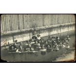 Fürdőzők kalapban, Hévíz, fürdőruha, fürdőkultúra, monarchia, Zala megye, helytörténet, 1913., 1910-es évek, Eredeti fotó, papírkép, alsó sarka sérült. 