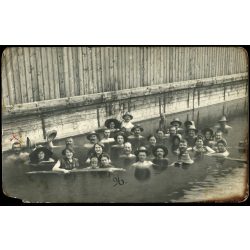   Fürdőzők kalapban, Hévíz, fürdőruha, fürdőkultúra, monarchia, Zala megye, helytörténet, 1913., 1910-es évek, Eredeti fotó, papírkép, alsó sarka sérült. 