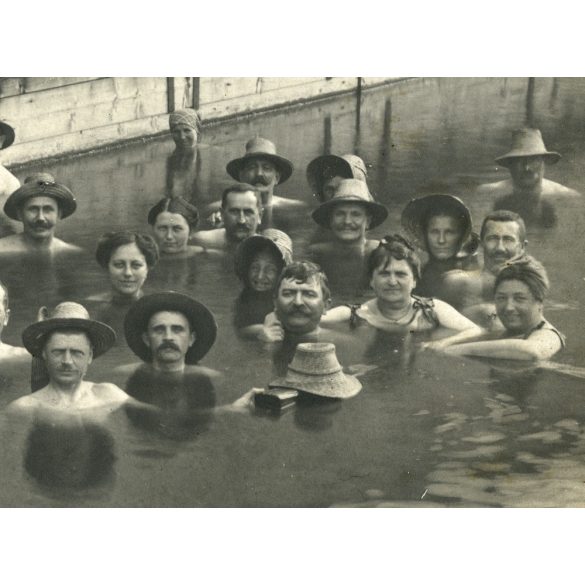 Fürdőzők kalapban, Hévíz, fürdőruha, fürdőkultúra, monarchia, Zala megye, helytörténet, 1913., 1910-es évek, Eredeti fotó, papírkép, alsó sarka sérült. 