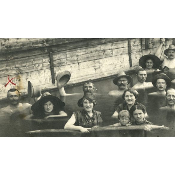 Fürdőzők kalapban, Hévíz, fürdőruha, fürdőkultúra, monarchia, Zala megye, helytörténet, 1913., 1910-es évek, Eredeti fotó, papírkép, alsó sarka sérült. 