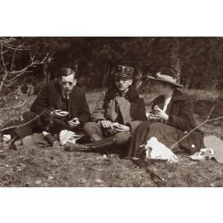   Sebesült félszemű katona piknikel az erdőben, magyar egyenruha, 1. világháború, monarchia, 1910-as évek, Eredeti fotó, papírkép.   