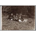 Sebesült félszemű katona piknikel az erdőben, magyar egyenruha, 1. világháború, monarchia, 1910-as évek, Eredeti fotó, papírkép.   