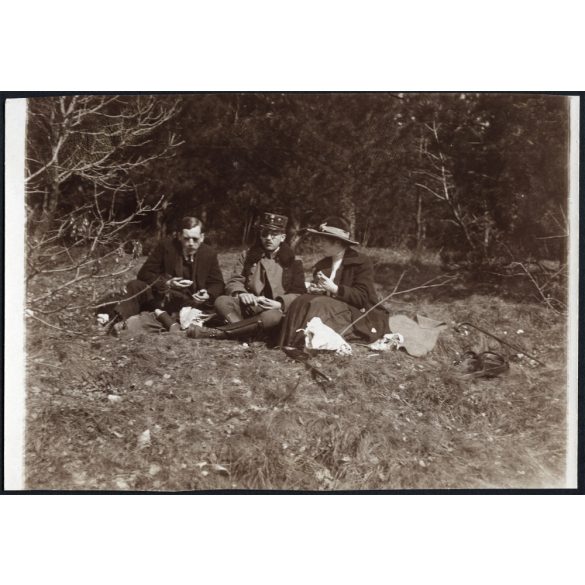 Sebesült félszemű katona piknikel az erdőben, magyar egyenruha, 1. világháború, monarchia, 1910-as évek, Eredeti fotó, papírkép.   