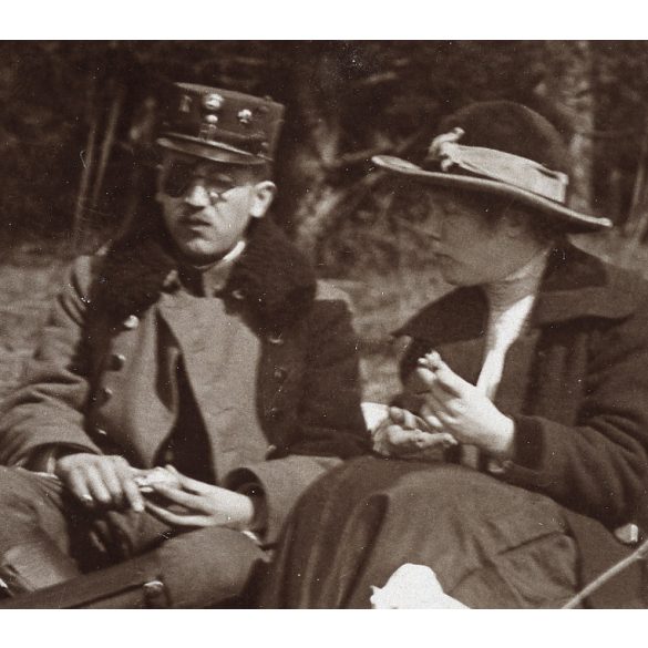 Sebesült félszemű katona piknikel az erdőben, magyar egyenruha, 1. világháború, monarchia, 1910-as évek, Eredeti fotó, papírkép.   