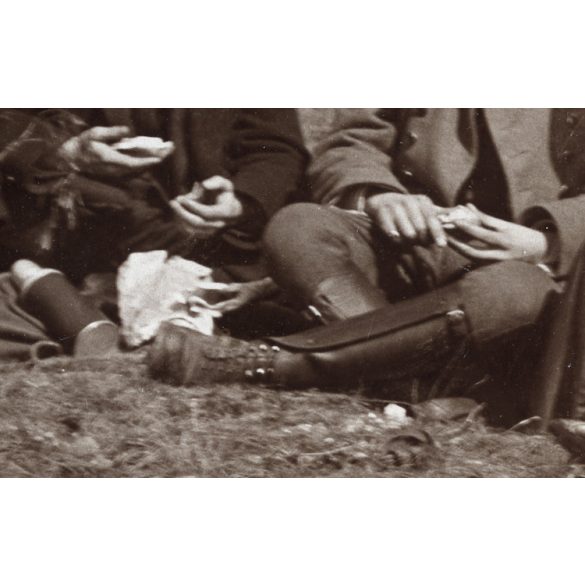 Sebesült félszemű katona piknikel az erdőben, magyar egyenruha, 1. világháború, monarchia, 1910-as évek, Eredeti fotó, papírkép.   
