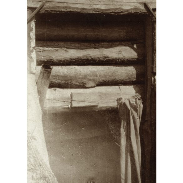 Magyar katonák bunkerablaka valamelyik fronton, kémény, függöny, 1. világháború, monarchia, 1910-as évek, Eredeti fotó, papírkép.   