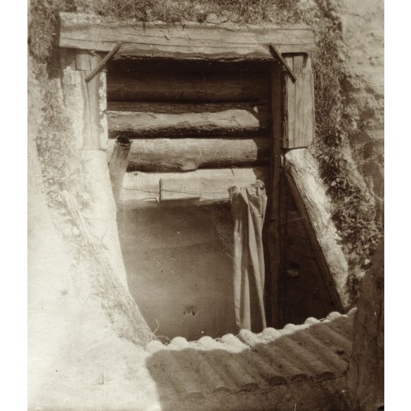Magyar katonák bunkerablaka valamelyik fronton, kémény, függöny, 1. világháború, monarchia, 1910-as évek, Eredeti fotó, papírkép.   