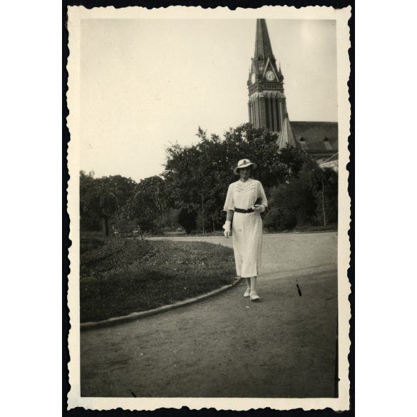 Elegáns nő kalapban, Arad, Erdély, háttérben a Vörös Templom, evangélikus templom, egyház, utcakép, Horthy-korszak, helytörténet, 1930-as évek, Eredeti fotó, papírkép, hátulján ragasztásnyomok. 
