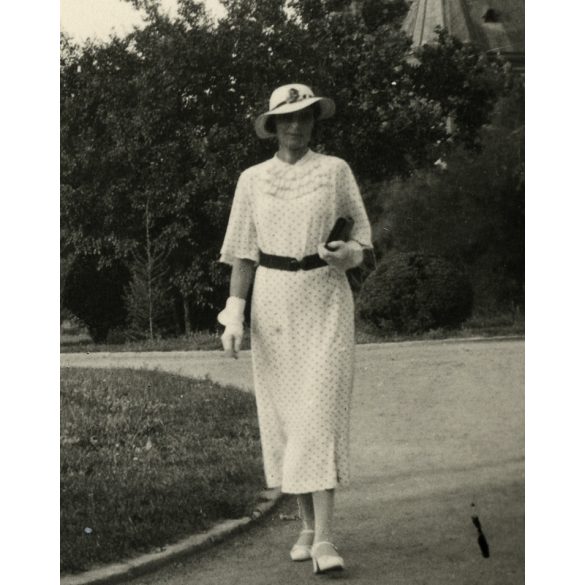 Elegáns nő kalapban, Arad, Erdély, háttérben a Vörös Templom, evangélikus templom, egyház, utcakép, Horthy-korszak, helytörténet, 1930-as évek, Eredeti fotó, papírkép, hátulján ragasztásnyomok. 