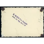 Elegáns nő kalapban, Arad, Erdély, háttérben a Vörös Templom, evangélikus templom, egyház, utcakép, Horthy-korszak, helytörténet, 1930-as évek, Eredeti fotó, papírkép, hátulján ragasztásnyomok. 