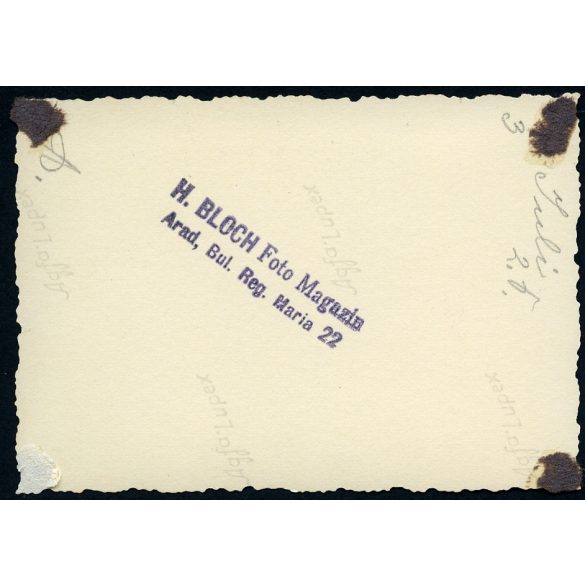 Elegáns nő kalapban, Arad, Erdély, háttérben a Vörös Templom, evangélikus templom, egyház, utcakép, Horthy-korszak, helytörténet, 1930-as évek, Eredeti fotó, papírkép, hátulján ragasztásnyomok. 