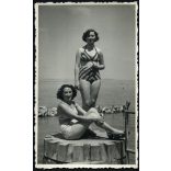 Foto Somogyi, anya lányával fürdőruhában, Balatonlelle, strand, fürdőkultúra, szocializmus, helytörténet, 1950-es évek, Eredeti fotó, pecséttel jelzett papírkép. 