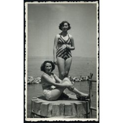   Foto Somogyi, anya lányával fürdőruhában, Balatonlelle, strand, fürdőkultúra, szocializmus, helytörténet, 1950-es évek, Eredeti fotó, pecséttel jelzett papírkép. 