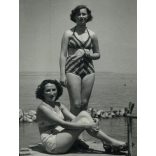 Foto Somogyi, anya lányával fürdőruhában, Balatonlelle, strand, fürdőkultúra, szocializmus, helytörténet, 1950-es évek, Eredeti fotó, pecséttel jelzett papírkép. 