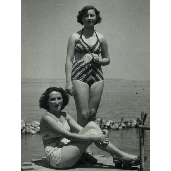Foto Somogyi, anya lányával fürdőruhában, Balatonlelle, strand, fürdőkultúra, szocializmus, helytörténet, 1950-es évek, Eredeti fotó, pecséttel jelzett papírkép. 