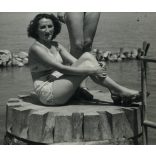 Foto Somogyi, anya lányával fürdőruhában, Balatonlelle, strand, fürdőkultúra, szocializmus, helytörténet, 1950-es évek, Eredeti fotó, pecséttel jelzett papírkép. 