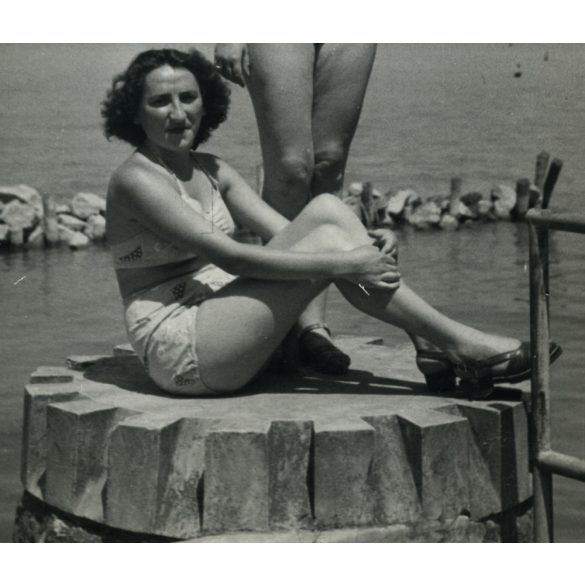 Foto Somogyi, anya lányával fürdőruhában, Balatonlelle, strand, fürdőkultúra, szocializmus, helytörténet, 1950-es évek, Eredeti fotó, pecséttel jelzett papírkép. 