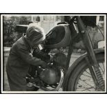 Kisfiú Czetka motorkerékpárral, jármű, közlekedés, motor, szocializmus, 1950-es évek, Eredeti fotó, papírkép. 