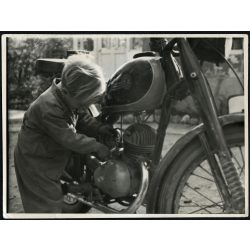   Kisfiú Czetka motorkerékpárral, jármű, közlekedés, motor, szocializmus, 1950-es évek, Eredeti fotó, papírkép. 