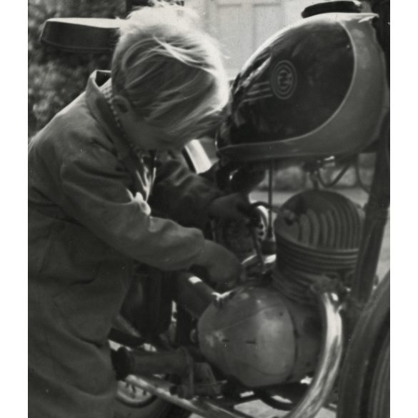 Kisfiú Czetka motorkerékpárral, jármű, közlekedés, motor, szocializmus, 1950-es évek, Eredeti fotó, papírkép. 