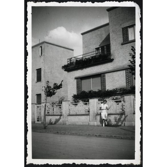 Elegáns nő egy modern lakóház kerítésén, Arad, Erdély, utcakép, épület, Horthy-korszak, helytörténet, 1930-as évek, Eredeti fotó, papírkép, hátulján ragasztásnyomok. 
