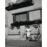 Elegáns nő egy modern lakóház kerítésén, Arad, Erdély, utcakép, épület, Horthy-korszak, helytörténet, 1930-as évek, Eredeti fotó, papírkép, hátulján ragasztásnyomok. 