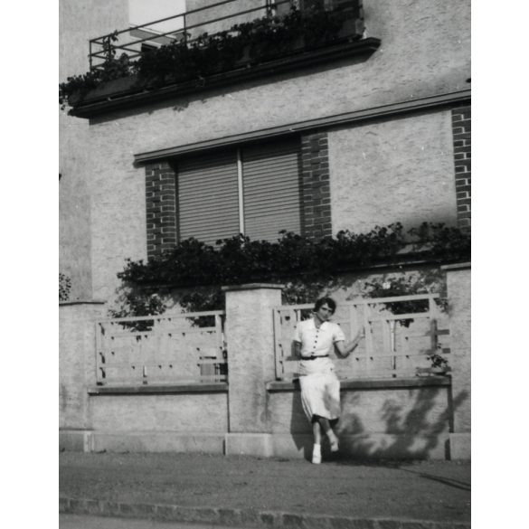 Elegáns nő egy modern lakóház kerítésén, Arad, Erdély, utcakép, épület, Horthy-korszak, helytörténet, 1930-as évek, Eredeti fotó, papírkép, hátulján ragasztásnyomok. 
