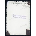 Elegáns nő egy modern lakóház kerítésén, Arad, Erdély, utcakép, épület, Horthy-korszak, helytörténet, 1930-as évek, Eredeti fotó, papírkép, hátulján ragasztásnyomok. 