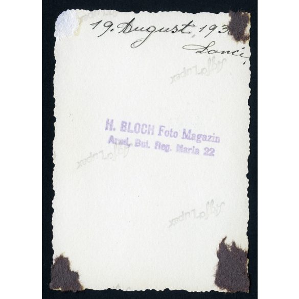 Elegáns nő egy modern lakóház kerítésén, Arad, Erdély, utcakép, épület, Horthy-korszak, helytörténet, 1930-as évek, Eredeti fotó, papírkép, hátulján ragasztásnyomok. 