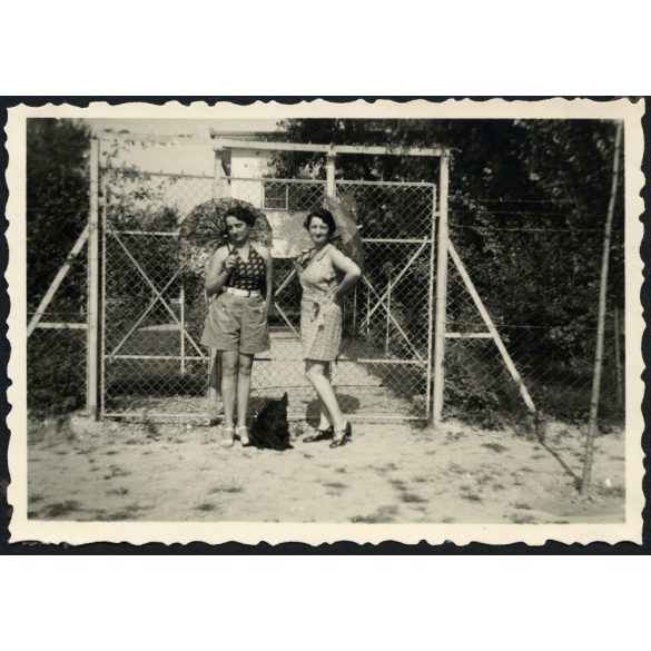 Elegáns nők napernyővel, modern ruhákban, kutyával, Arad, Erdély, utcakép, épület, Horthy-korszak, helytörténet, 1930-as évek, Eredeti fotó, papírkép, hátulján ragasztásnyomok.   