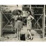 Elegáns nők napernyővel, modern ruhákban, kutyával, Arad, Erdély, utcakép, épület, Horthy-korszak, helytörténet, 1930-as évek, Eredeti fotó, papírkép, hátulján ragasztásnyomok.   