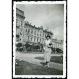 Elegáns nő a Hermann-palotánal, Arad, Erdély, konflis, kirakatok, feliratok, utcakép, épület, Horthy-korszak, helytörténet, 1933, 1930-as évek, Eredeti fotó, papírkép, hátulján ragasztásnyomok.  