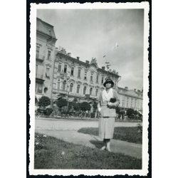   Elegáns nő a Hermann-palotánal, Arad, Erdély, konflis, kirakatok, feliratok, utcakép, épület, Horthy-korszak, helytörténet, 1933, 1930-as évek, Eredeti fotó, papírkép, hátulján ragasztásnyomok.  