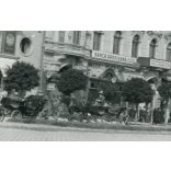 Elegáns nő a Hermann-palotánal, Arad, Erdély, konflis, kirakatok, feliratok, utcakép, épület, Horthy-korszak, helytörténet, 1933, 1930-as évek, Eredeti fotó, papírkép, hátulján ragasztásnyomok.  