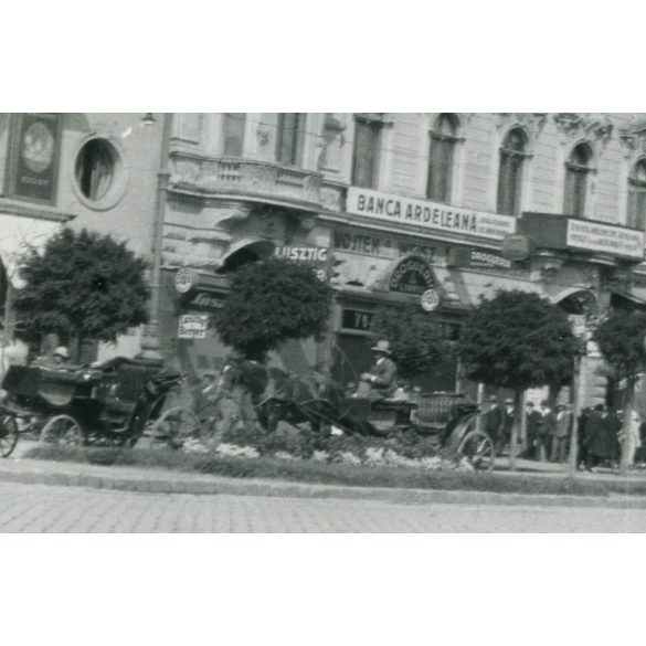 Elegáns nő a Hermann-palotánal, Arad, Erdély, konflis, kirakatok, feliratok, utcakép, épület, Horthy-korszak, helytörténet, 1933, 1930-as évek, Eredeti fotó, papírkép, hátulján ragasztásnyomok.  